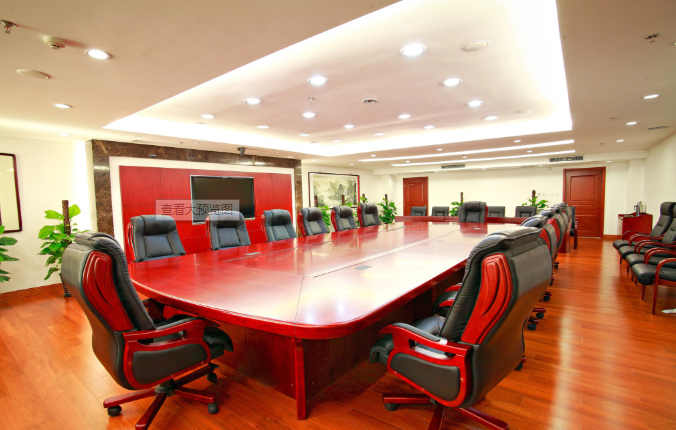 紅色桌子在上海辦公室裝修中的會議室中的應(yīng)用與優(yōu)劣 紅色桌子在上海辦公室裝修中的會議室中的應(yīng)用與優(yōu)劣