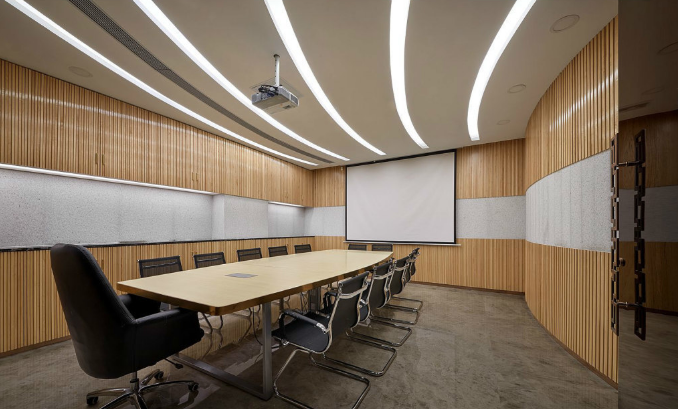 辦公室裝修設(shè)計:會議室選擇方形吸頂燈的效果分析