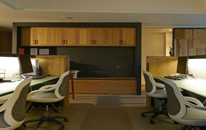 上海辦公室裝修設計：木質(zhì)踢腳線，打造溫馨雅致辦公空間