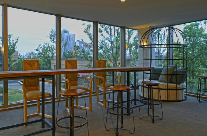 上海辦公室裝修設(shè)計:智能臺燈點亮高效工作新體驗