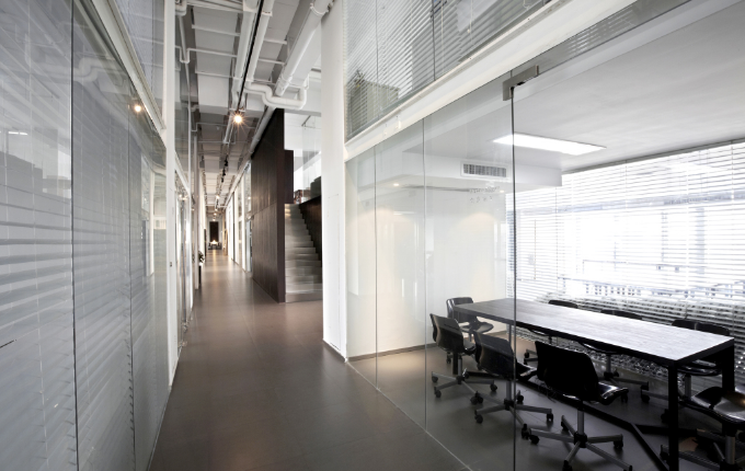 辦公室裝修設(shè)計(jì)：如何選擇既實(shí)用又美觀的更衣柜？