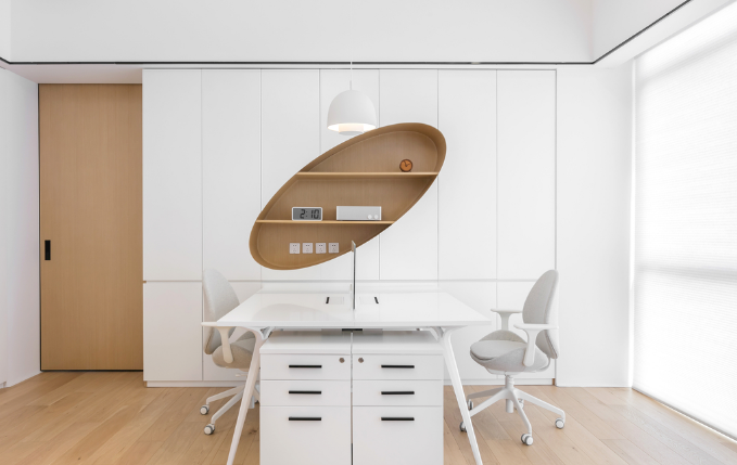 上海辦公室裝修設(shè)計(jì)：紅色工礦吊燈如何成為焦點(diǎn)？